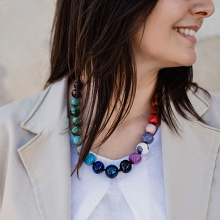 Collana girocollo con perle dei colori dell'arcobaleno